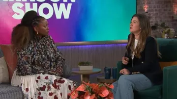 Falda Khaite Anya llevada por Erika Alexander vista en The Kelly Clarkson Show el 25 de marzo de 2026