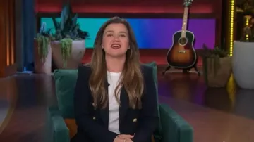 Veste Dickey de Veronica Beard Miller portée par Kelly Clarkson telle que vue dans The Kelly Clarkson Show le 25 mars 2026