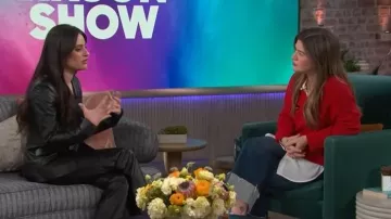 Brochu Walker The Looker Scol en V superposé porté par Kelly Clarkson tel que vu dans The Kelly Clarkson Show le 30 mars 2026