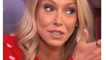 Live with Kelly & Mark 2026 Kelly Ripa Heart Print Pull porté par Self - Host (Kelly Ripa) tel qu’on le voit en LIVE avec Kelly et Mark