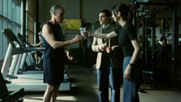 Aritzia Terry Sweatfleece Mega Jogger llevada por Sunny (Lauren Tsai) vista en Rooster (S01E03)