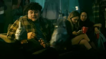 Chemise en coton pur en coton à manches longues à manches longues à carreaux gaufres en flanelle pure, portée par Tommy Newton (Maximo Salas) telle que vue dans Rooster (S01E04)