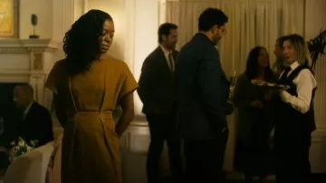 Vestido de cintura metida de Dries Van Noten Dezos que lleva Dylan Shepard (Danielle Deadwyler) en Rooster (S01E04)