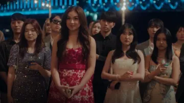 Vestido mini sin tirantes de encaje floral rosa Retrofete usado por Katherine 'Kitty' Song Covey (Anna Cathcart) tal como se ve en XO, Kitty (S03E01)