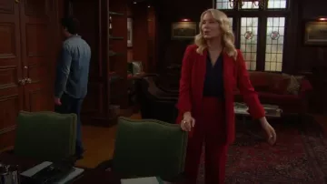 Chaqueta de traje abierta Calvin Klein en color arándano usada por Brooke Logan (Katherine Kelly Lang) como se ve en The Bold and the Beautiful el 13 de marzo de 2026