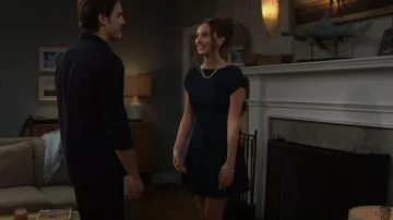 Vestido mini vaquero plisado con lazo de Bryan Outfitters llevado por Melissa Dylan (Sydney Bullock) visto en The Bold and the Beautiful el 17 de marzo de 2026
