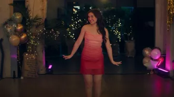 Vestido ultra-rosa ombré fruncido Superdcown que lleva Katherine 'Kitty' Song Covey (Anna Cathcart) como se ve en XO, Kitty (T03E08)