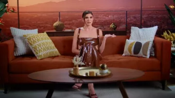 Sandalias de pedestal con pedestal patentadas de Amina Muaddi Lupita usadas por Janet Caperna tal como se ve en El Valle (S03E01)
