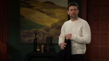 Camiseta relajada de jersey de cuello redondo en blanco crema de Banana Republic usada por Cane Ashby (Billy Flynn) como se ve en The Young and the Restless el 4 de marzo de 2026