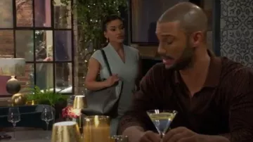 Bolsa de carruaje en Gunmetal llevada por Audra Charles (Zuleyka Silver) como se ve en The Young and the Restless el 4 de marzo de 2026