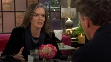 La chaqueta de terciopelo Fold London Lennox llevada por Diane Jenkins (Susan Walters) tal como se ve en The Young and the Restless el 5 de marzo de 2026