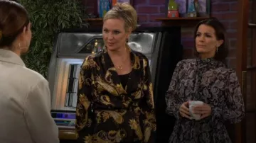 Blusa tipo Olive Wrap de L'Agence llevada por Sharon Newman (Sharon Case) como se ve en The Young and the Restless el 25 de marzo de 2026