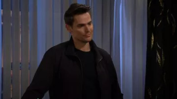 Veste bomber Emporio Armani Seersucker portée par Adam Newman (Mark Grossman) telle que vue dans The Young and the Restless le 27 mars 2026