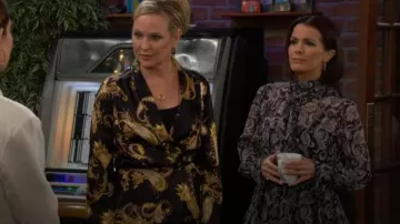 Vestido metálico de cachemira Cachemira Georgette de cuello alto de Michael Michael Kors llevado por Chelsea Lawson (Melissa Claire Egan) tal como se ve en The Young and the Restless el 1 de abril de 2026