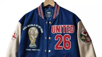 Chaqueta UNITED 26 llevada por Kylian Mbappé vista en la Copa Mundial de la FIFA Rebobinando