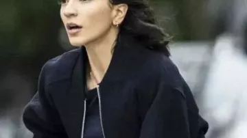 Chaqueta bomber de la CIA Natalee Linez usada por Gina Rojas (Natalee Linez) en la CIA (S01)