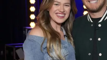 The Voice S29 Kelly Clarkson Veste en jean asymétrique de Kelly Clarkson dans The Voice