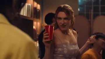 Réalisation Par Purple 90's Floral porté par Madison Miller (Jocelyn Shelfo) tel que vu dans XO, Kitty (S03E02)