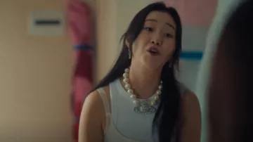 Gargantilla Neysa de Vivienne Westwood llevada por Yuri Han (Gia Kim) como se ve en XO, Kitty (S03E02)