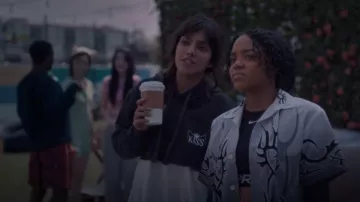 Chemise noire et grise Dragon Fly portée par Juliana Porter (Regan Aliyah) telle que vue dans XO, Kitty (S03E02)