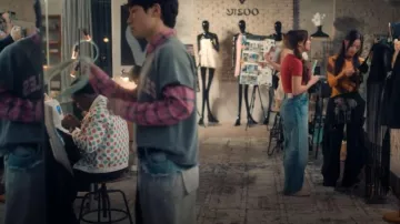 Collina Strada Jupe de pelouse Black Flower Drip Cargo Pant porté par Yuri Han (Gia Kim) comme on le voit dans XO, Kitty (S03E07)