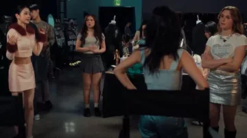 Le t-shirt amoureux de Luv Is True Lace Love porté par Madison Miller (Jocelyn Shelfo) comme on le voit dans XO, Kitty (S03E07)