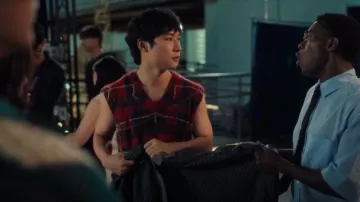 Gilet tricoté détruit de Maison Margiela porté par Jintaek (Joshua Hyunho Lee) comme on le voit dans XO, Kitty (S03E07)