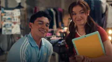 Polo en maille gaufrée Adidas Originals porté par Quincy 'Q' Shabazian (Anthony Keyvan) tel que vu dans XO, Kitty (S03E07)