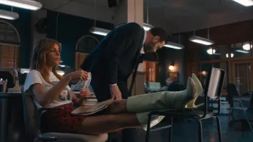 Bottes effet crocodile Paris Texas portées par Morgan Gillory (Kaitlin Olson) telles que vues dans High Potential (S02E17)