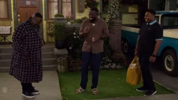 Sandalia Birkenstock Arizona Soft Footbed Taupe usada por Malcolm Butler (Sheaun McKinney) vista en The Neighborhood (S08E15)