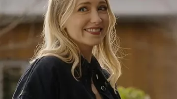 Chaqueta vaquera de Emily Tennant de Una Temporada para Florecer que lleva Elise (Emily Tennant) como se ve en Una Temporada para Florecer