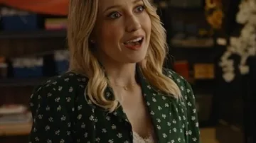 Una Temporada para Florecer Blazer de Lunares de Emily Tennant que lleva Elise (Emily Tennant) como se ve en Una Temporada para Florecer