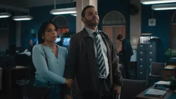 Cardigan en cachemire tricoté côtes de Dôen Danae porté par Lucia (Susan Kelechi Watson) tel que vu dans High Potential (S02E17)