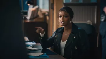Veste All Saints Elora noire portée par Daphne Forrester (Javicia Leslie) telle que vue dans High Potential (S02E17)