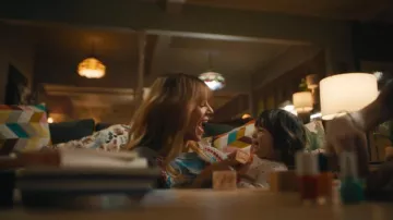 Sudadera bordada de Anthropologie Pilcro llevada por Morgan Gillory (Kaitlin Olson) en High Potential (S02E17)