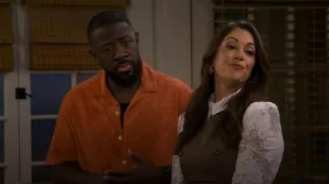 PD: Paul Smith camisa de manga corta casual de corte usada por Malcolm Butler (Sheaun McKinney) vista en The Neighborhood (S08E15)