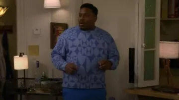 Sweat-shirt à tête décontractée à motif diamant Scotch & Soda porté par Marty Butler (Marcel Spears) tel que vu dans The Neighborhood (S08E15)