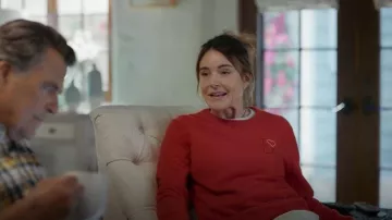 Lingua Franca Classic Coll rond, sans couture portée par Liz (Christa Miller) telle que vue dans Shrinking (S03E10)