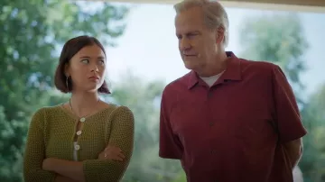 Cardigan de croissant de la Reforma que lleva Alice (Lukita Maxwell) como se ve en Shrinking (S03E10)