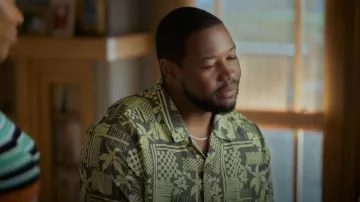Modo de una camisa de manga corta de Palm Camp de Vacaciones que lleva Sean (Luke Tennie) como se ve en Shrinking (S03E10)
