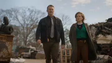Chaqueta de cuero auténtico inspirada en el ejército de Lucky Brand llevada por Michael Ormewood (Jake McLaughlin) como se ve en Will Trent (S04E13)