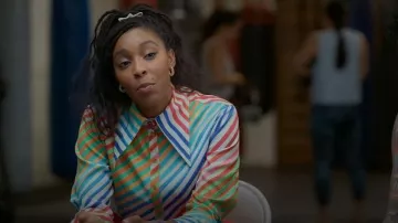 Los aros espirales Sis Kiss que lleva Gaby (Jessica Williams) como se ve en Shrinking (S03E10)