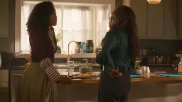 Camisa texturizada de rayas Borgoña de Matalan et Vous llevada por Faith Mitchell (Iantha Richardson) vista en Will Trent (S04E13)