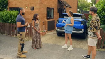 Vestido largo de algodón con estampado de leopardo de Rixo que lleva Dilly Carter, visto en Sort Your Life Out (S06E04)