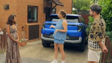 Chaleco vaquero suave de Asos Design llevado por Stacey Solomon como se ve en Sort Your Life Out (S06E04)