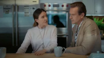 Collar largo de Servane Gaxotte llevado por Liz (Christa Miller) como se ve en Shrinking (S03E10)
