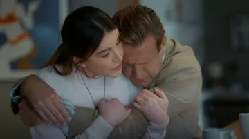 Jennifer Meyer collar de tenis pequeño de 4 púas de oro amarillo 18K con diamantes que lleva Liz (Christa Miller) como se ve en Shrinking (S03E10)