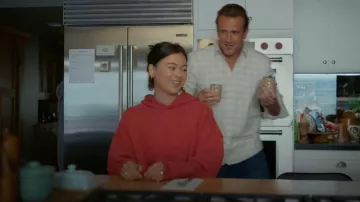 Anillo palaciego Mondo Mondo que lleva Alice (Lukita Maxwell) como se ve en Shrinking (S03E10)