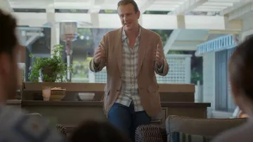 Chaqueta de carnicero Sid Mashburn llevada por Jimmy (Jason Segel) vista en Shrinking (S03E10)