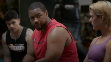 Logo de Champion Script Camiseta clásica Muscle Jersey usada por Sean (Luke Tennie) como se ve en Shrinking (S03E10)